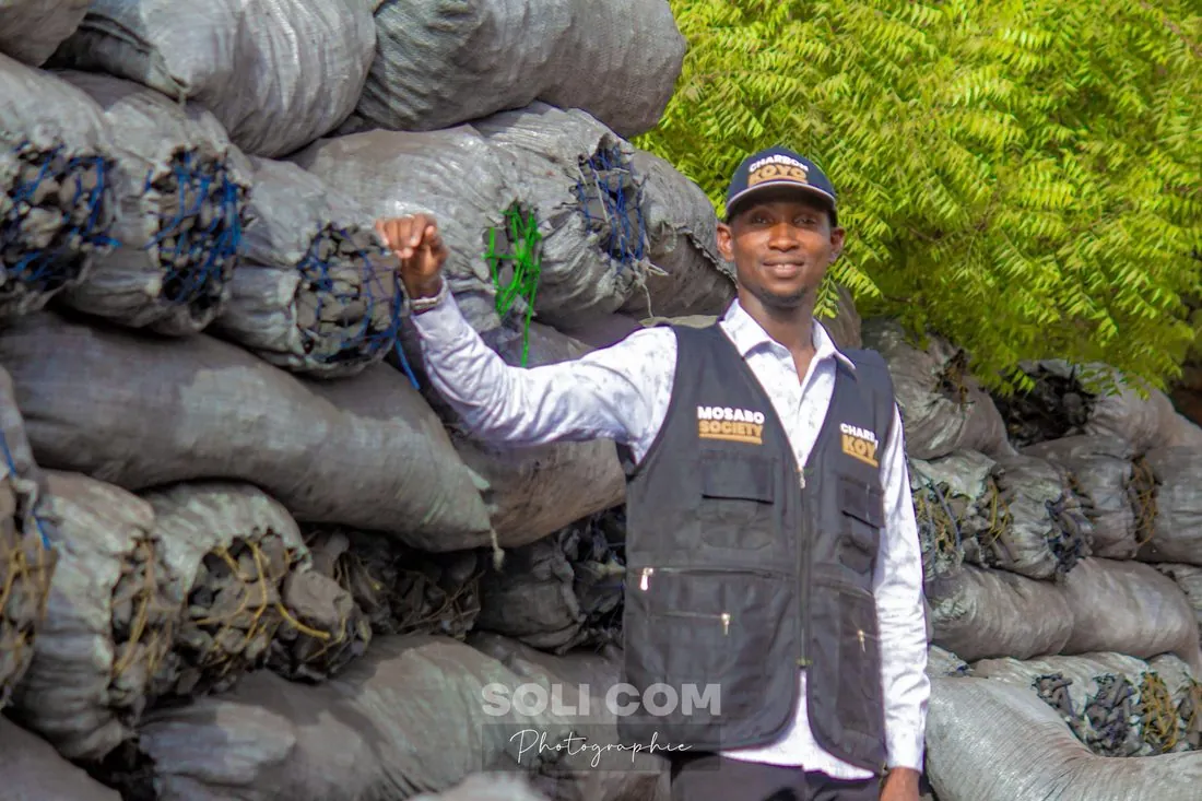 Le CEO de CHARBON KOYO devant le stock de charbon de bois, Niamey